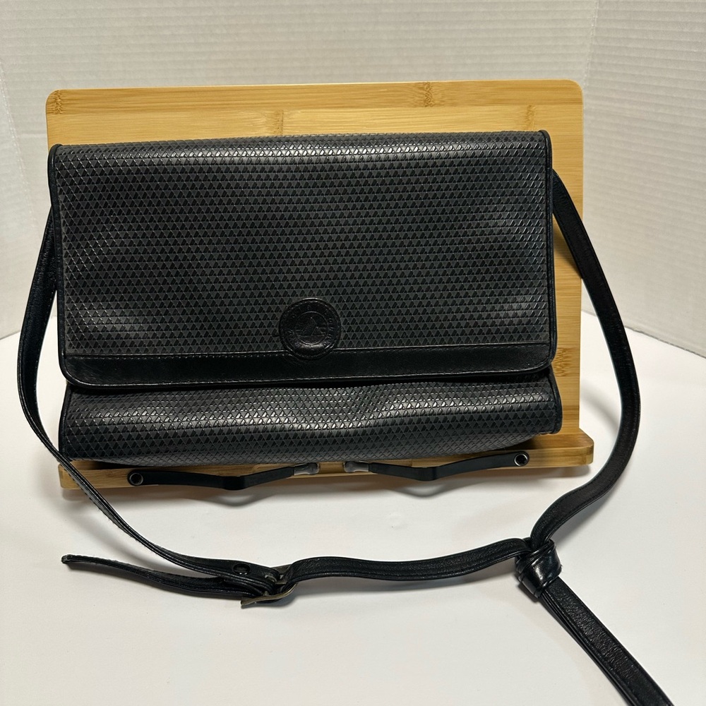Vintage 1983 Liz Claiborne women’s black shoulder bag with magnetic snap flap